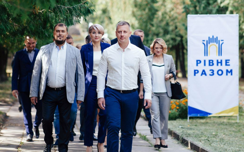 Віктор Шакирзян (попереду на фото) з представниками його партії «Рівне разом». Фото: сайт «Рівне разом» 