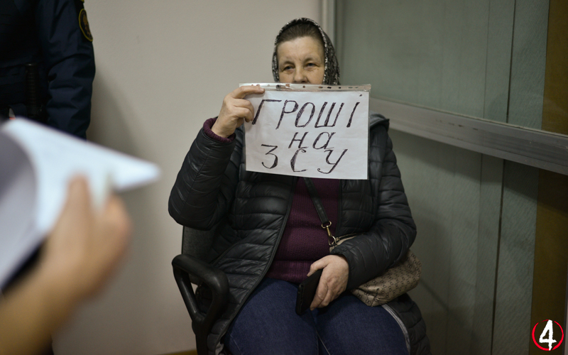 Марія Степанівна, мати загиблого захисника Миколи Юхимця, активно відвідує майже всі сесії Рівненської міської ради. Головний заклик Марії Степанівни: «Гроші на ЗСУ»
